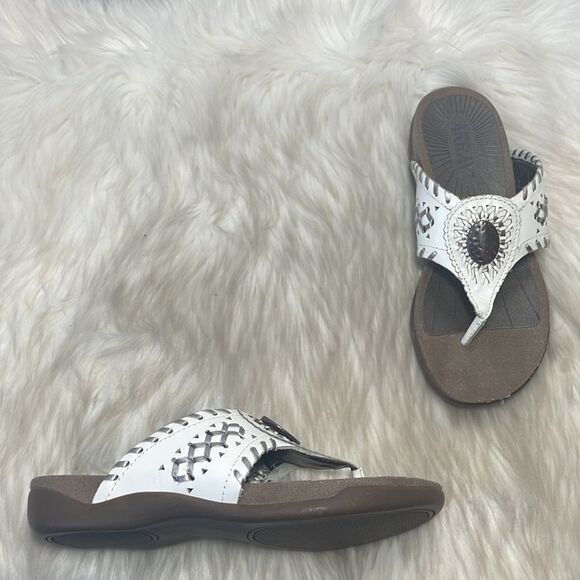 Array White Thong Sandals Sz 6.5 NARROW WIDTH - Picture 1 of 6